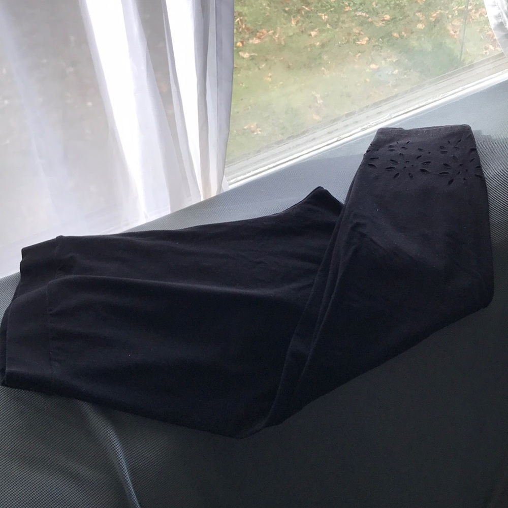 Torrid Size 4X stretch capris. Black